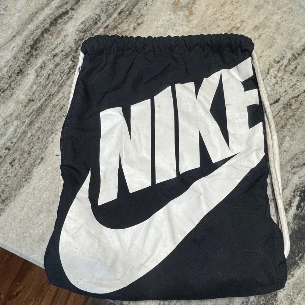 Nike Drawstring Bag Unisex Black White Logo Blokcore Sporty Gym Sackpack